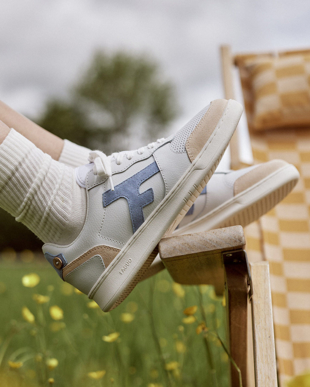 Baskets basses blanches, beiges & bleues
