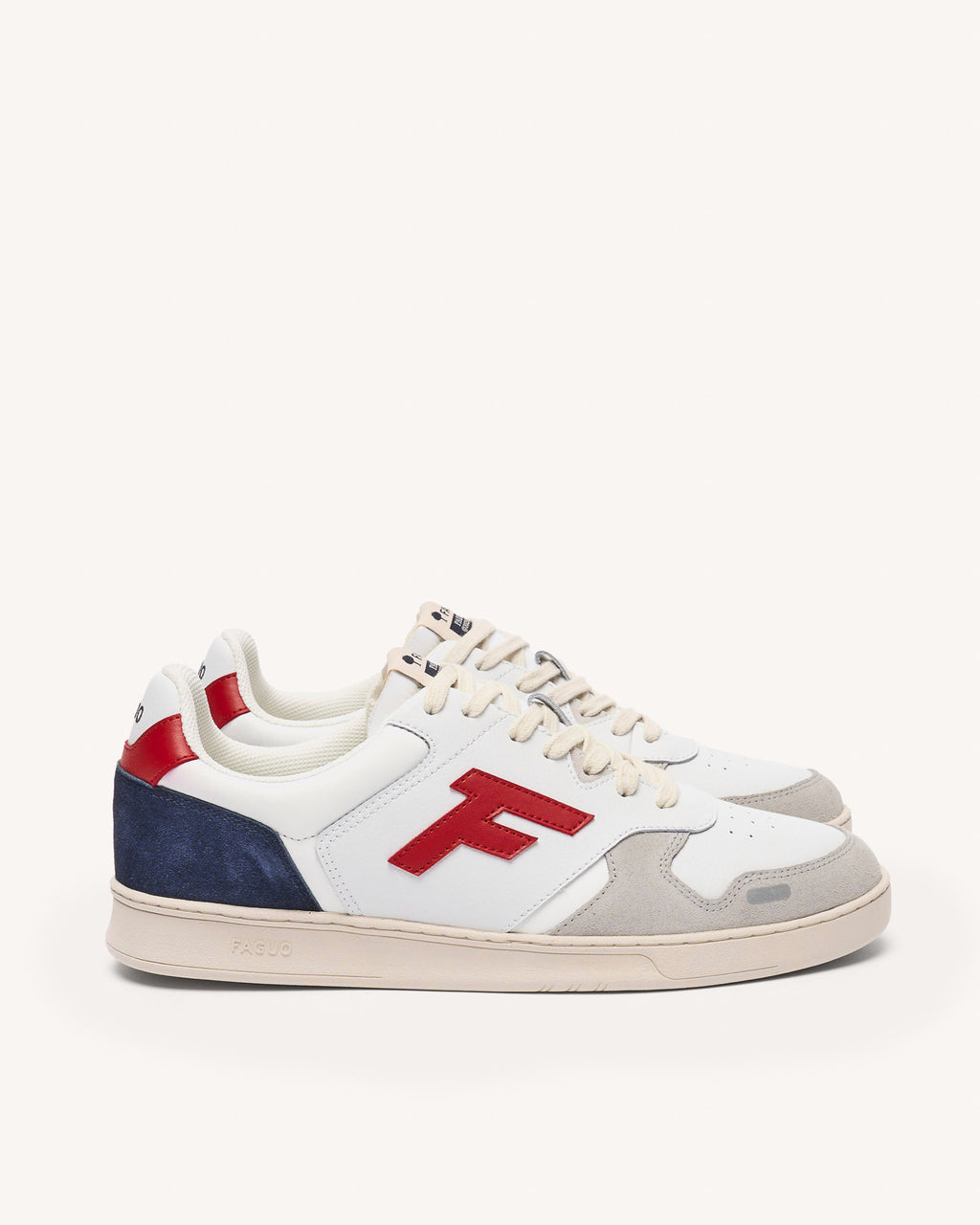Baskets basses blanches, rouges et bleues