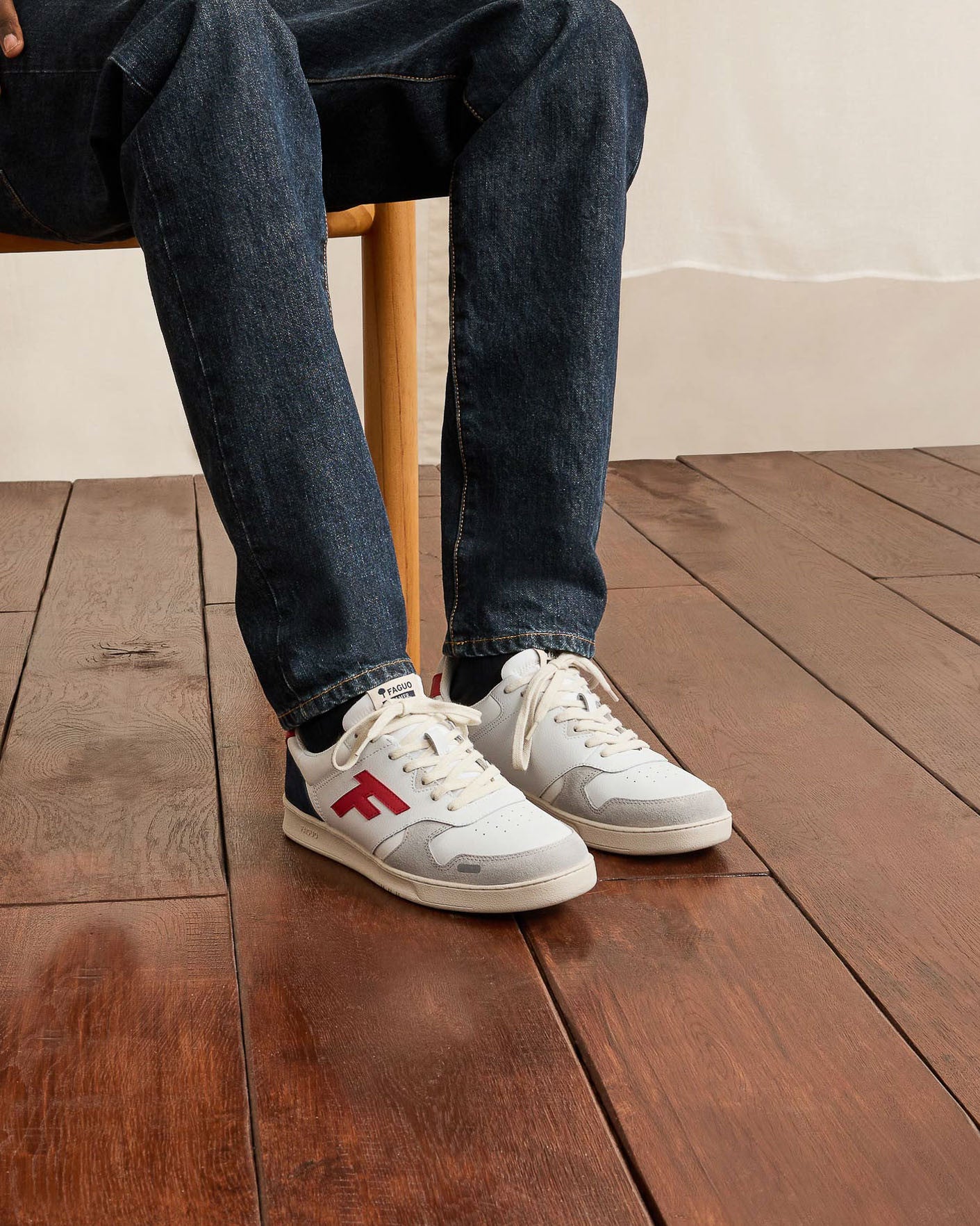 Baskets basses blanches, rouges et bleues