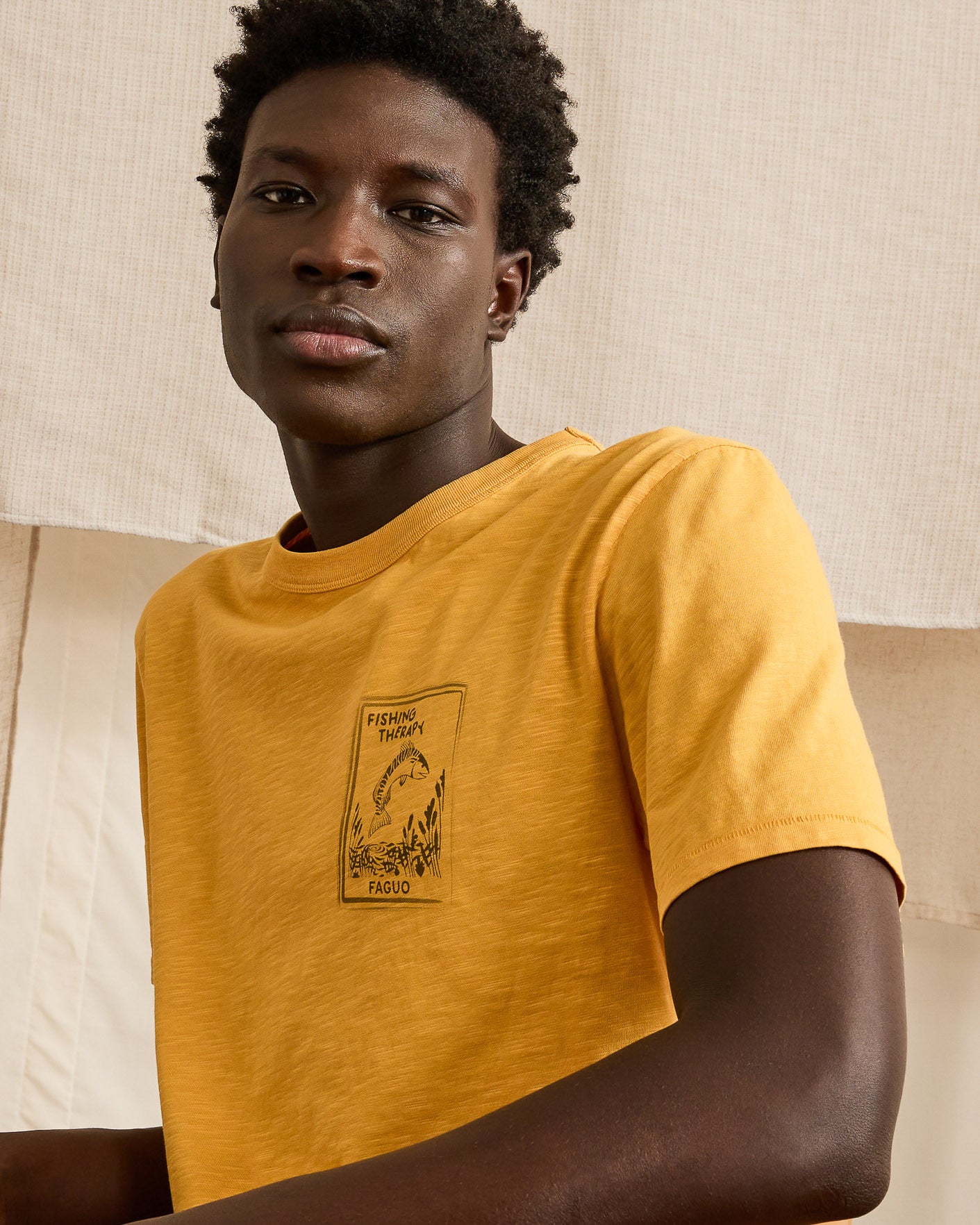 T-shirt ocre sérigraphie effet tampon