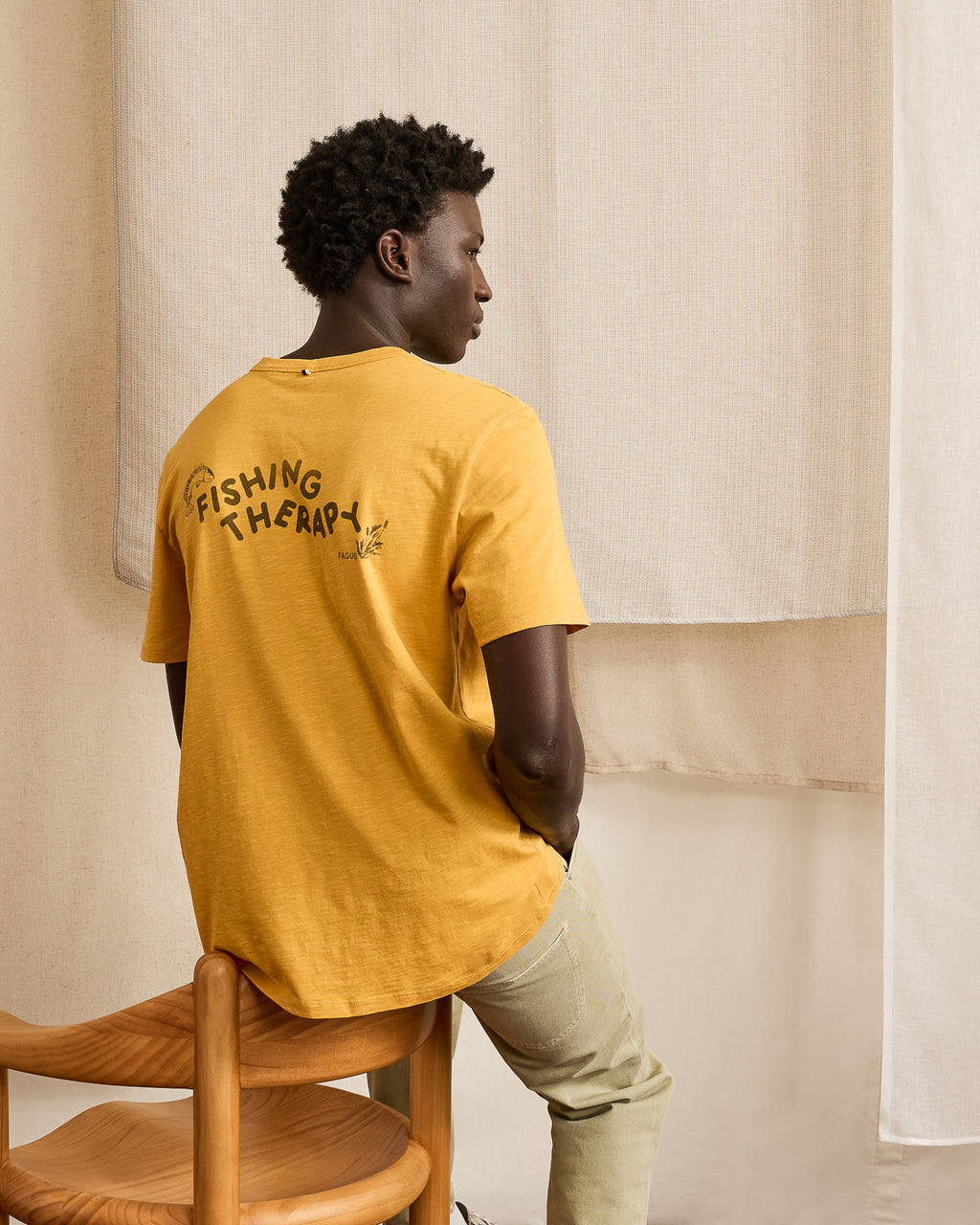 T-shirt ocre sérigraphie effet tampon