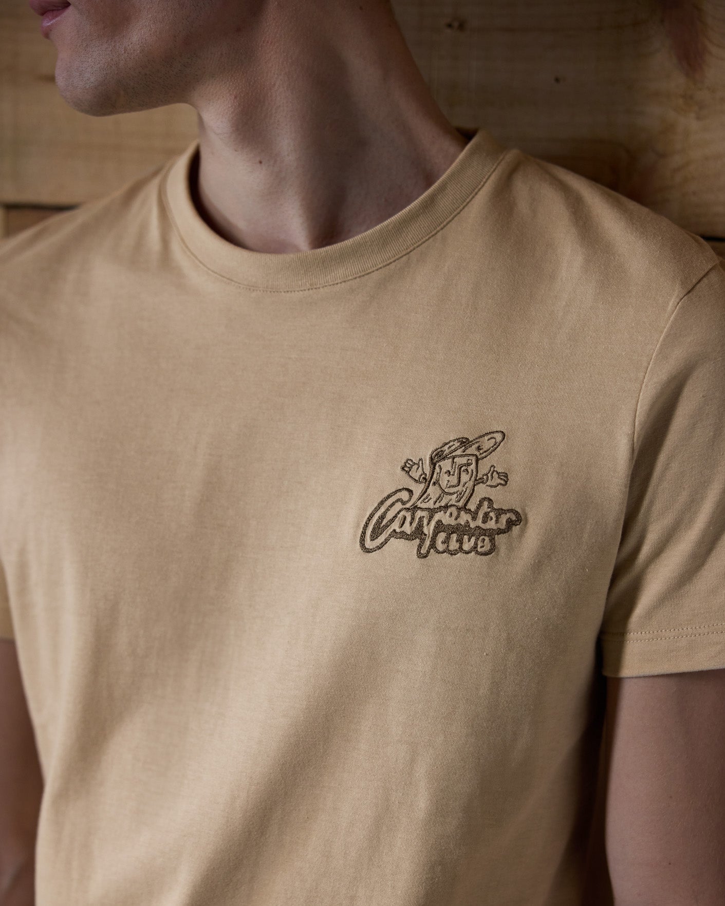 Beige T-shirt "carpenter club" embroidery