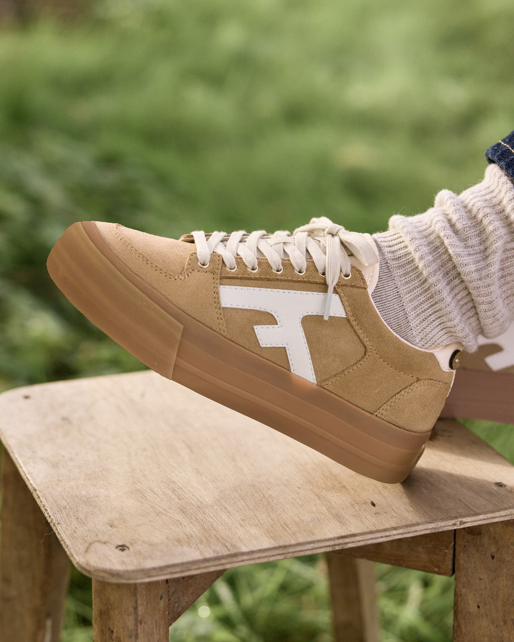 Sand tennis shoes