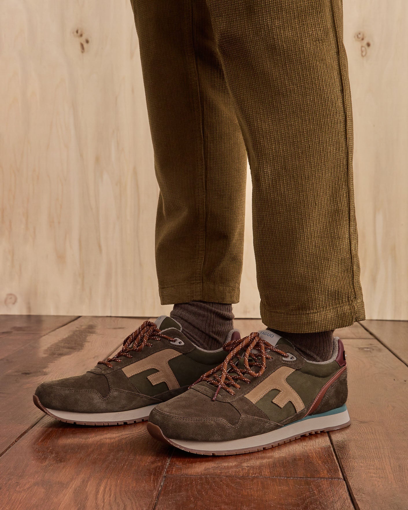 Khaki & beige running shoes
