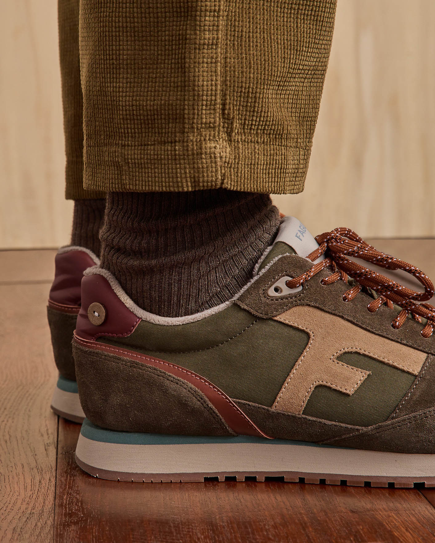 Khaki & beige running shoes