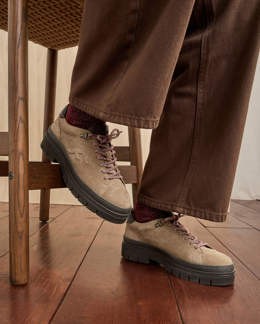 Beige low-top shoes