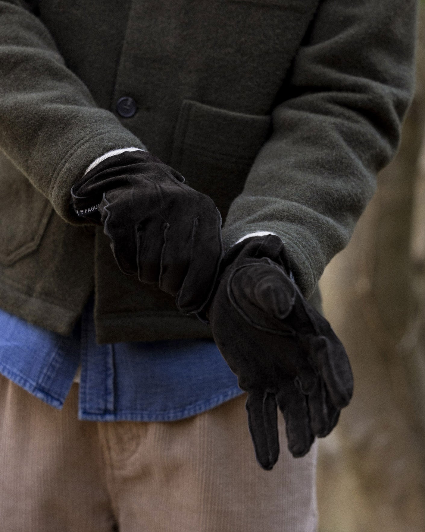 scarves-and-gloves-dark-brown-pigskin-leather-model-gloves-P2