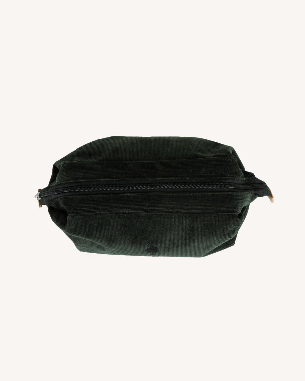 dark-green-recycled-cotton-washbag-model-P3