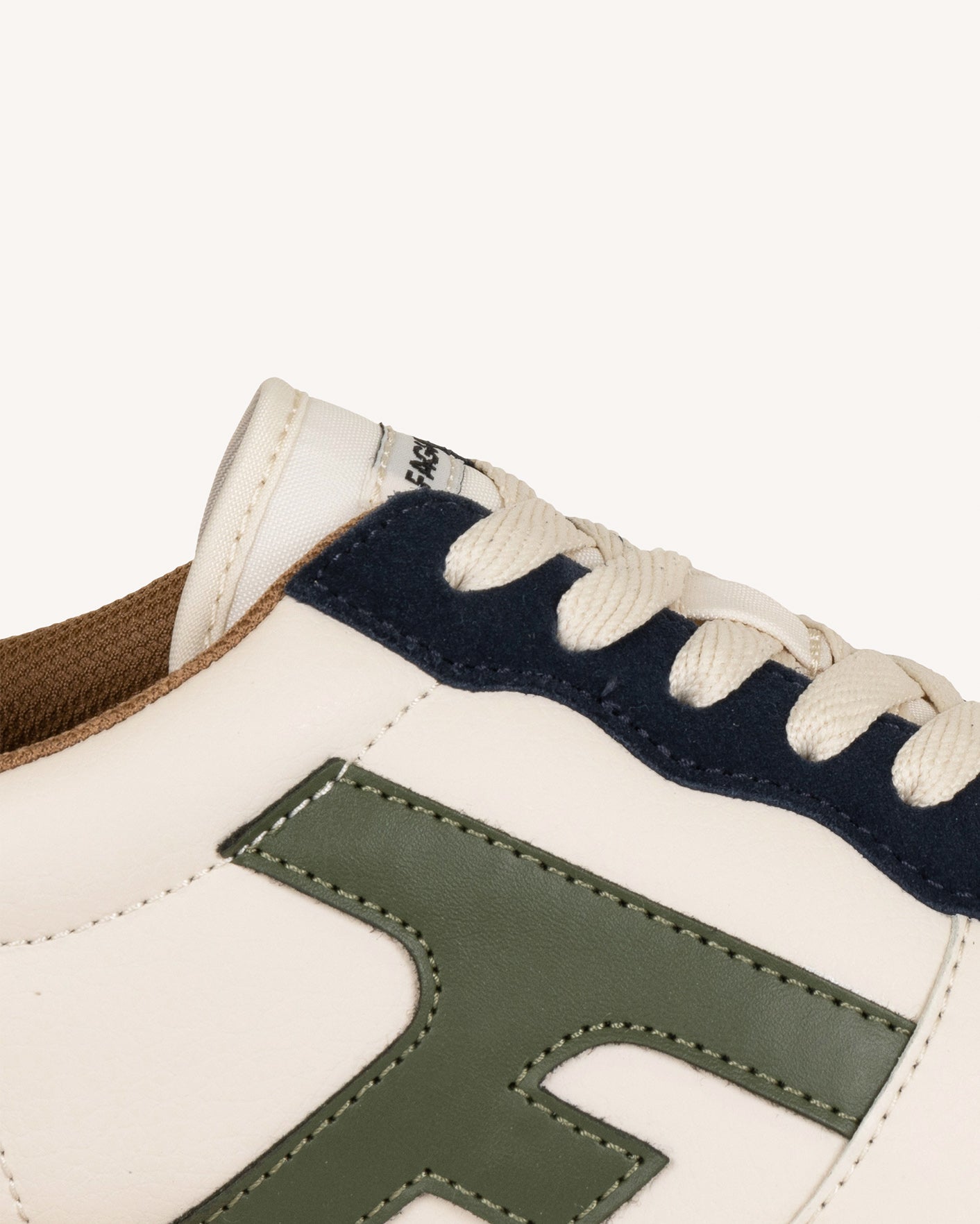 baskets-ecrues-bleu-marine-cuir-nylon-recycle-modele-hazel-P4