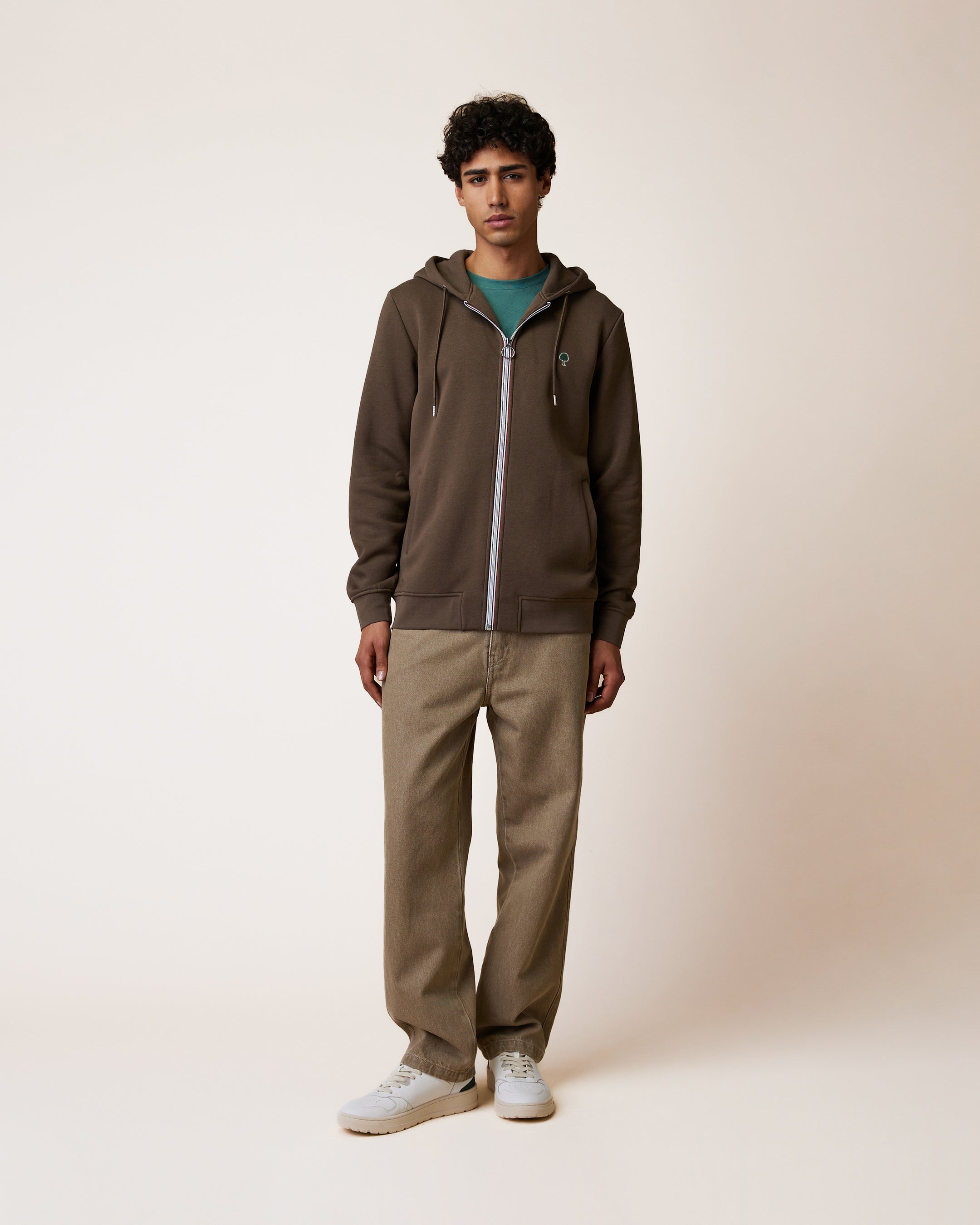dark-brown-recycled-cotton-polyester-sweatshirt-model-mesnil-S1