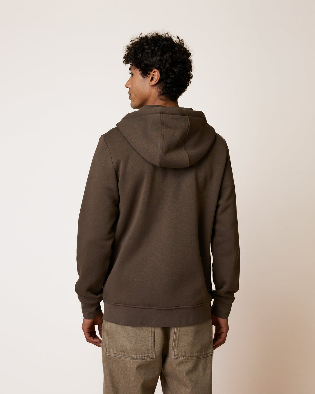 dark-brown-recycled-cotton-polyester-sweatshirt-model-mesnil-S4