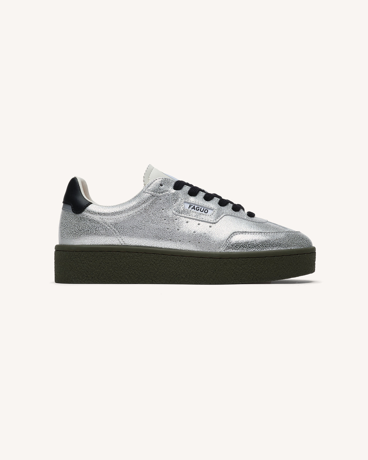 Zilver- en zwartkleurige leren sneakers