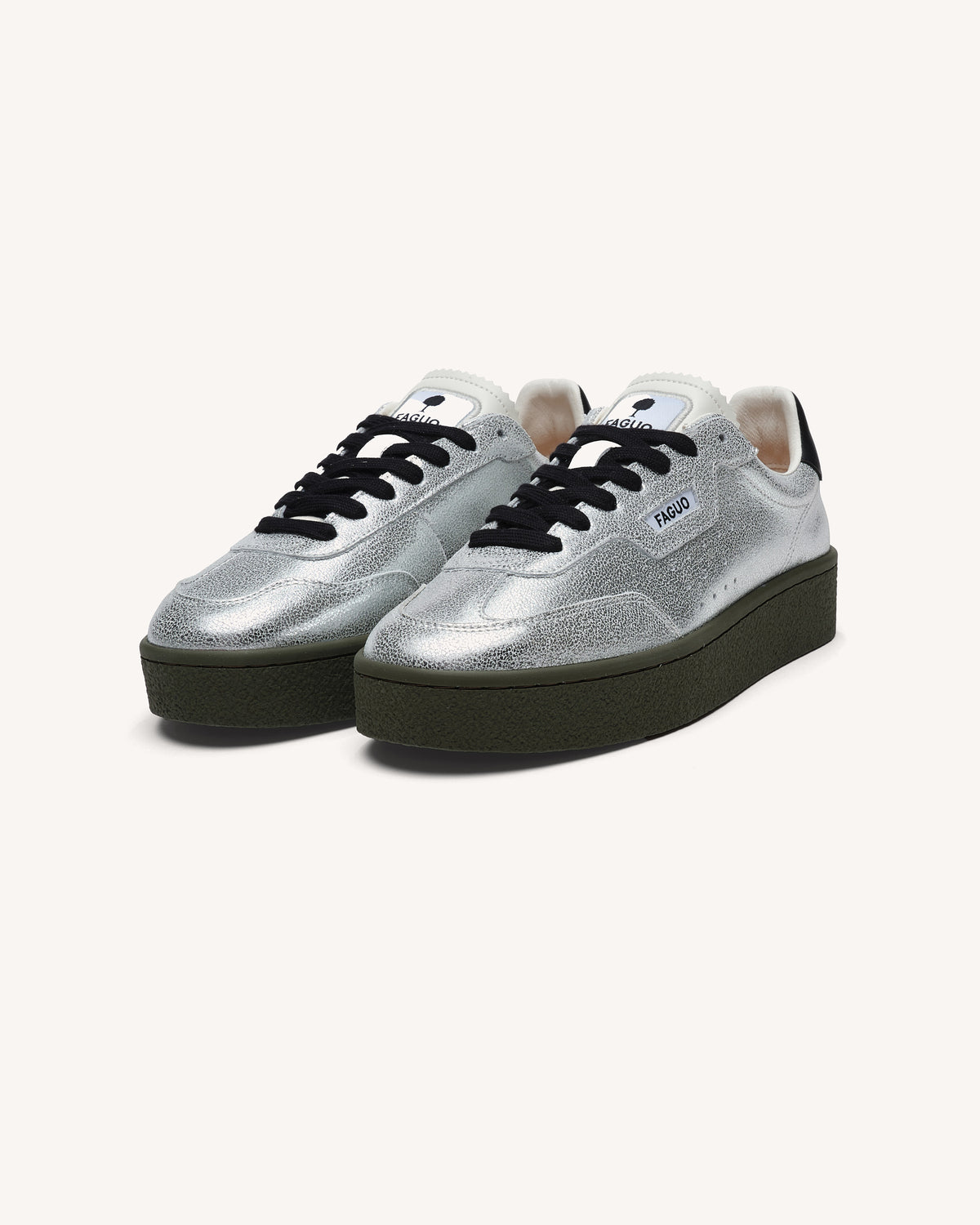 Zilver- en zwartkleurige leren sneakers