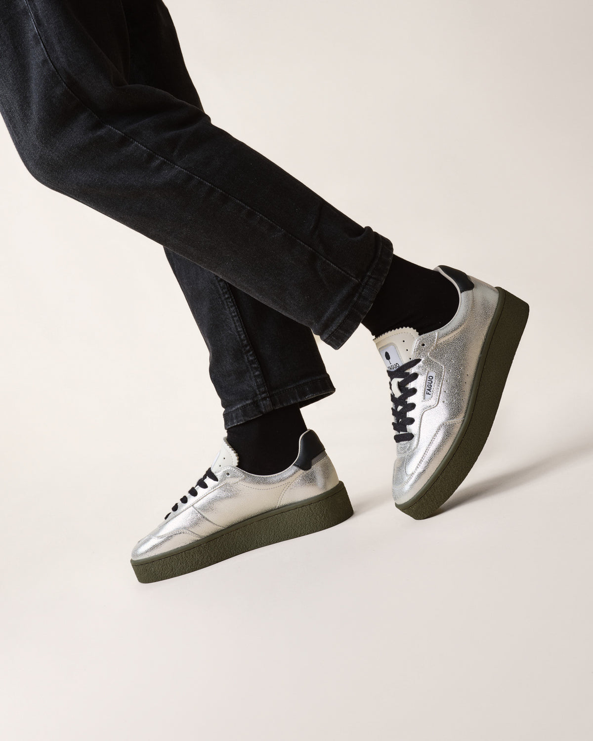 Zilver- en zwartkleurige leren sneakers