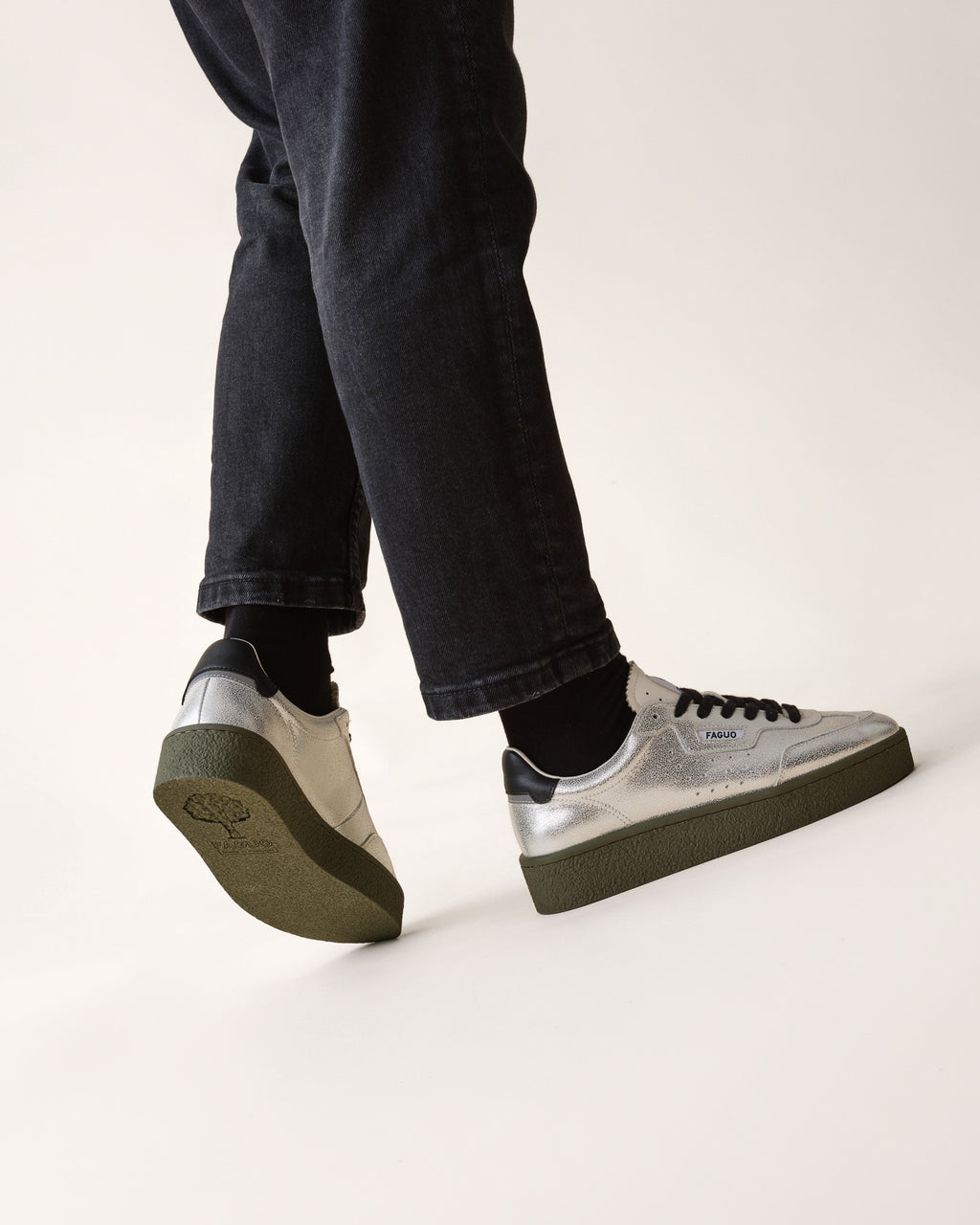 Zilver- en zwartkleurige leren sneakers