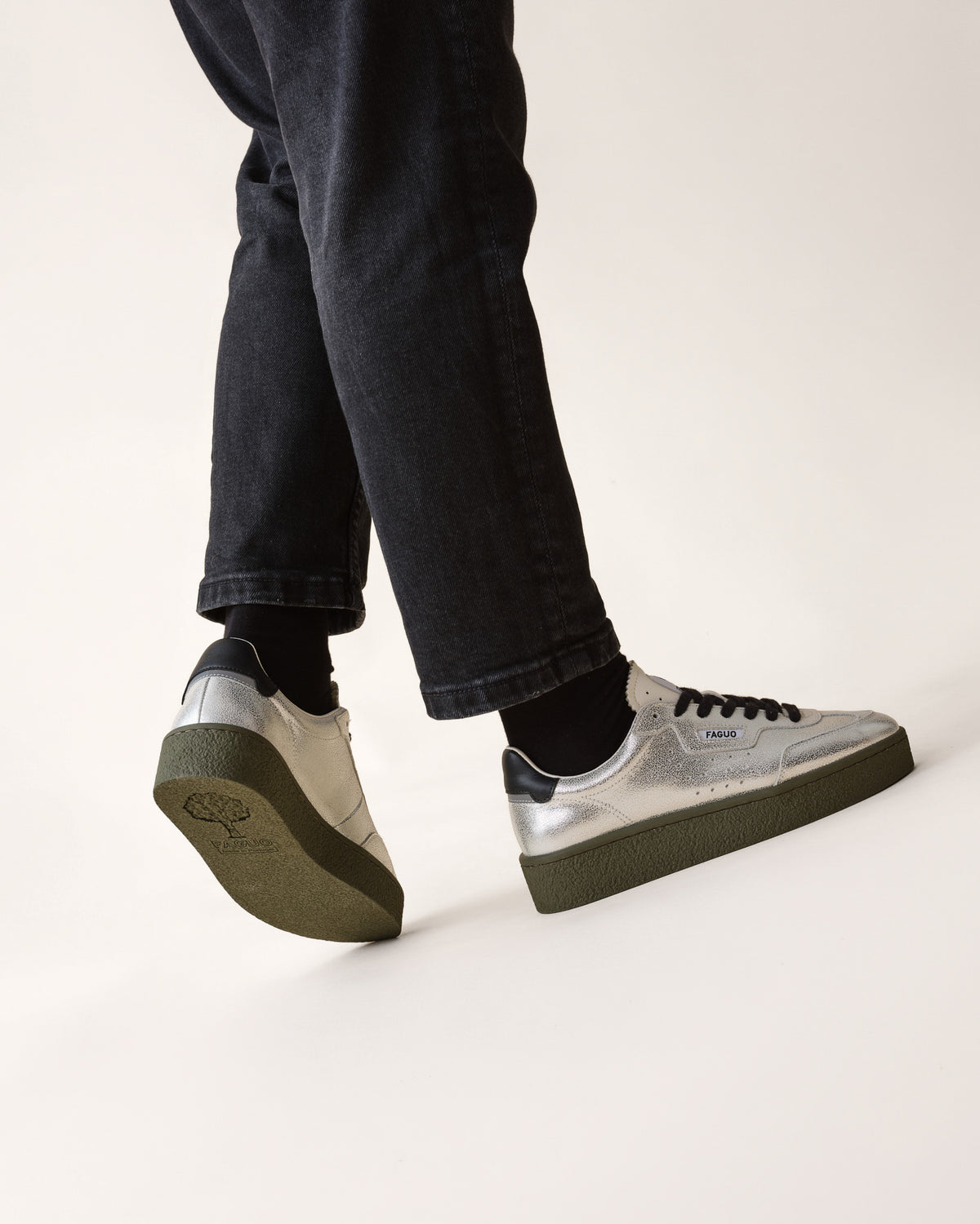 Zilver- en zwartkleurige leren sneakers