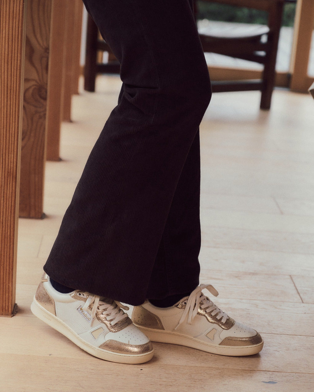 commute-1-leather-sue-fw26-ecr19-O1