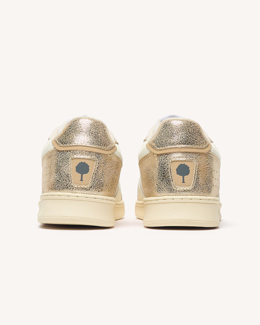 Sneakers van crèmekleurig leer met goudkleurige accenten