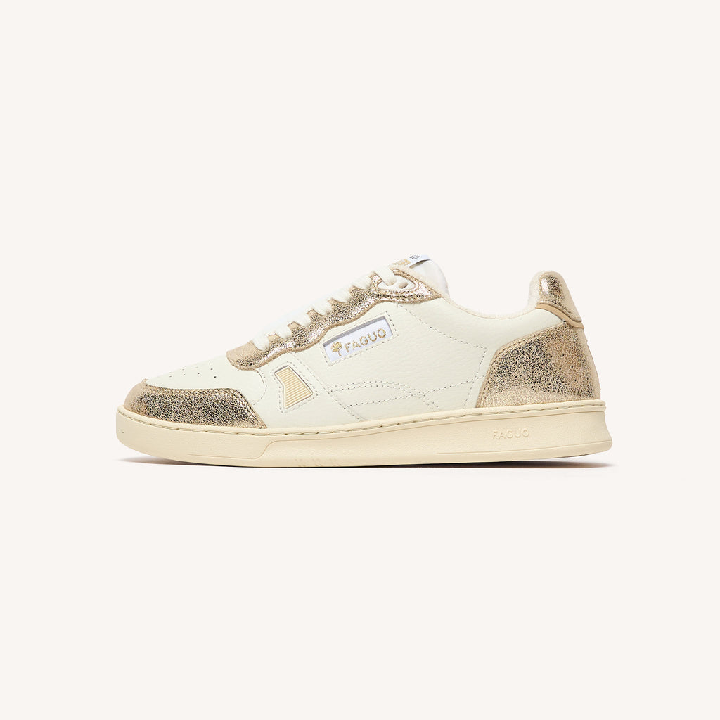 Sneakers van crèmekleurig leer met goudkleurige accenten
