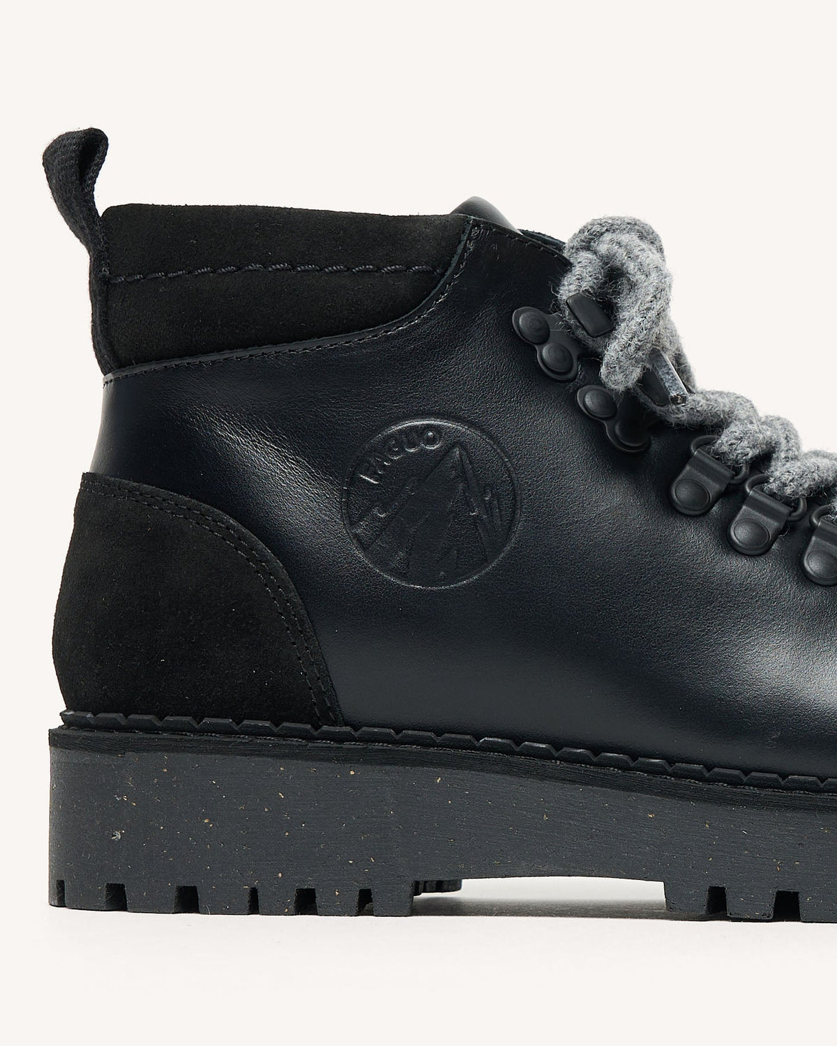 hawthorn-leer-suede-fw26-bla00-p5
