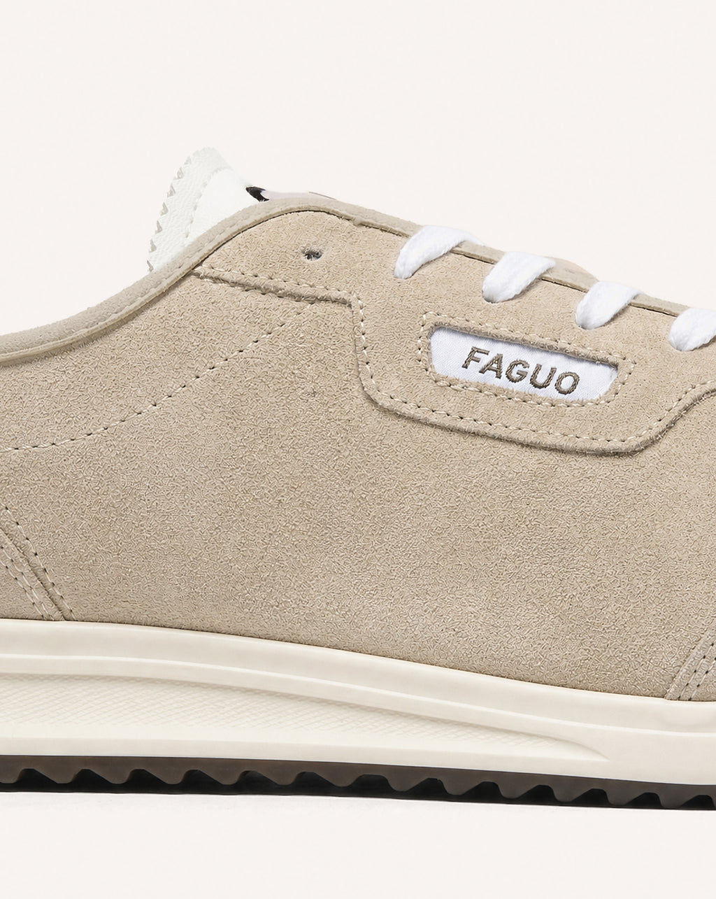 Baskets en cuir suède beige