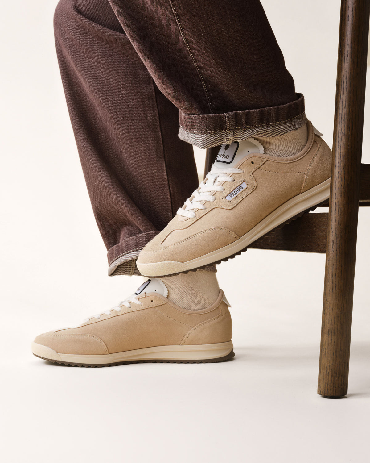 Beige sneakers van suèdeleer