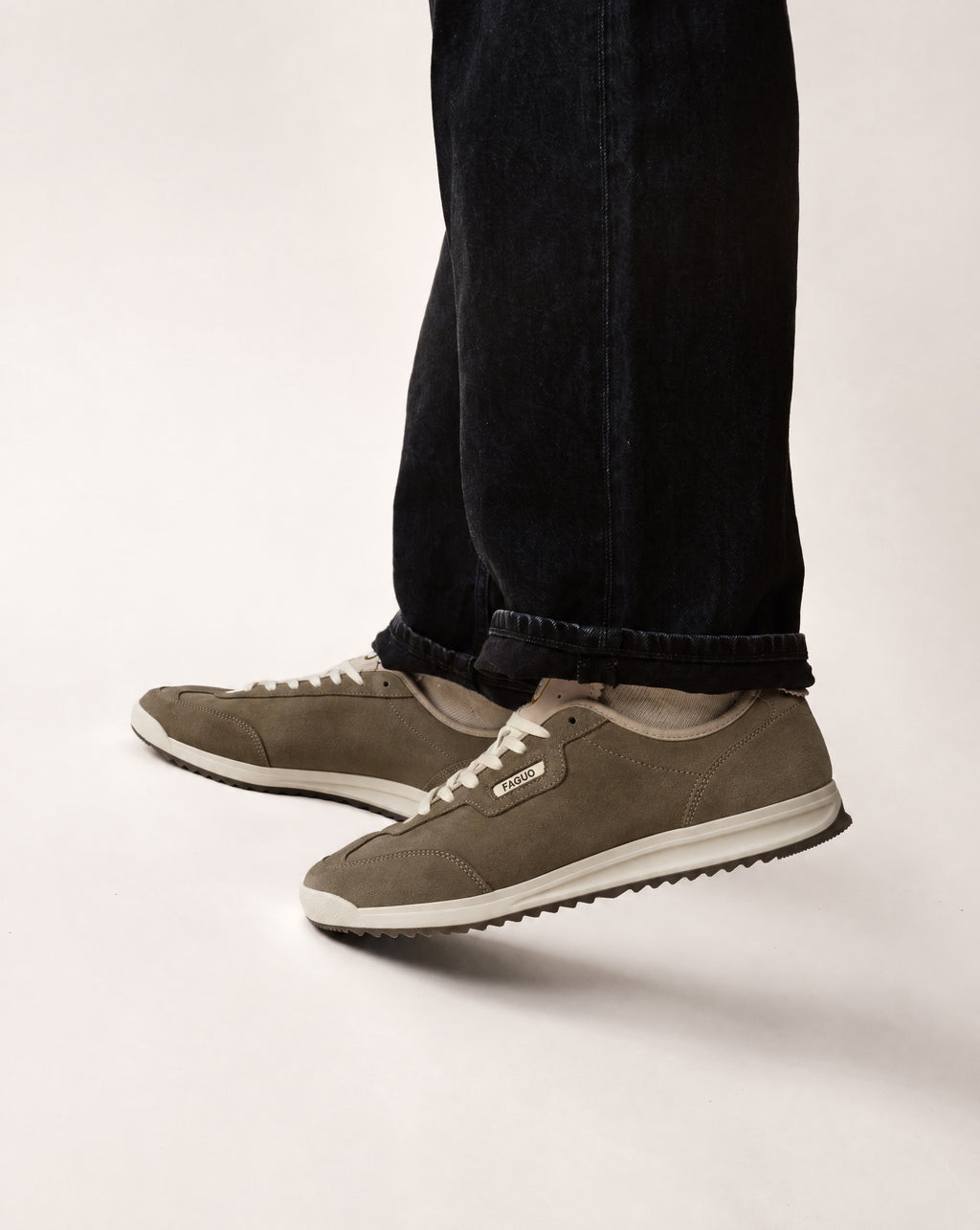 Sneakers van bruin suède