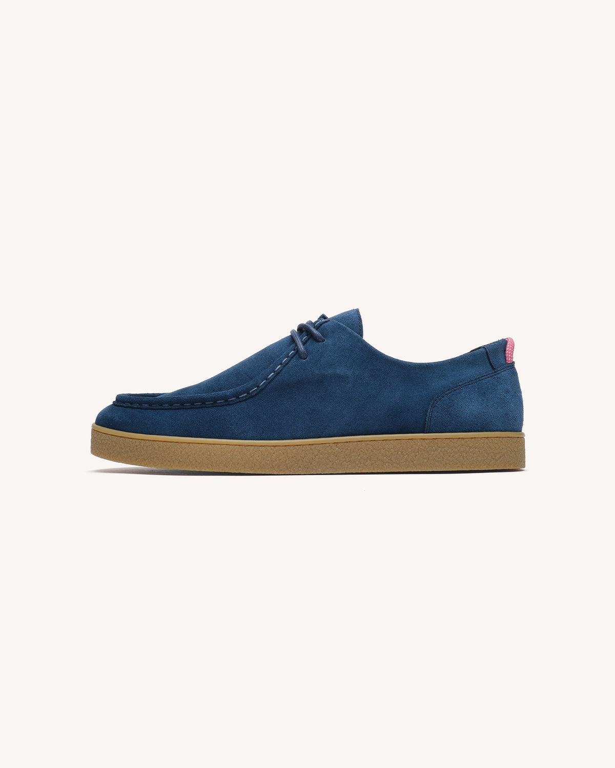 Schoen van blauw en ecru leer