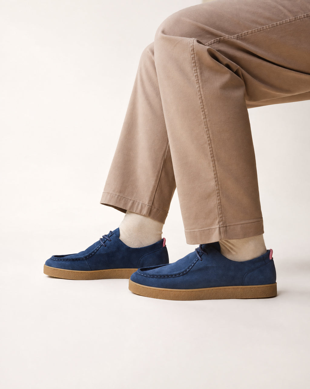 Schoen van blauw en ecru leer