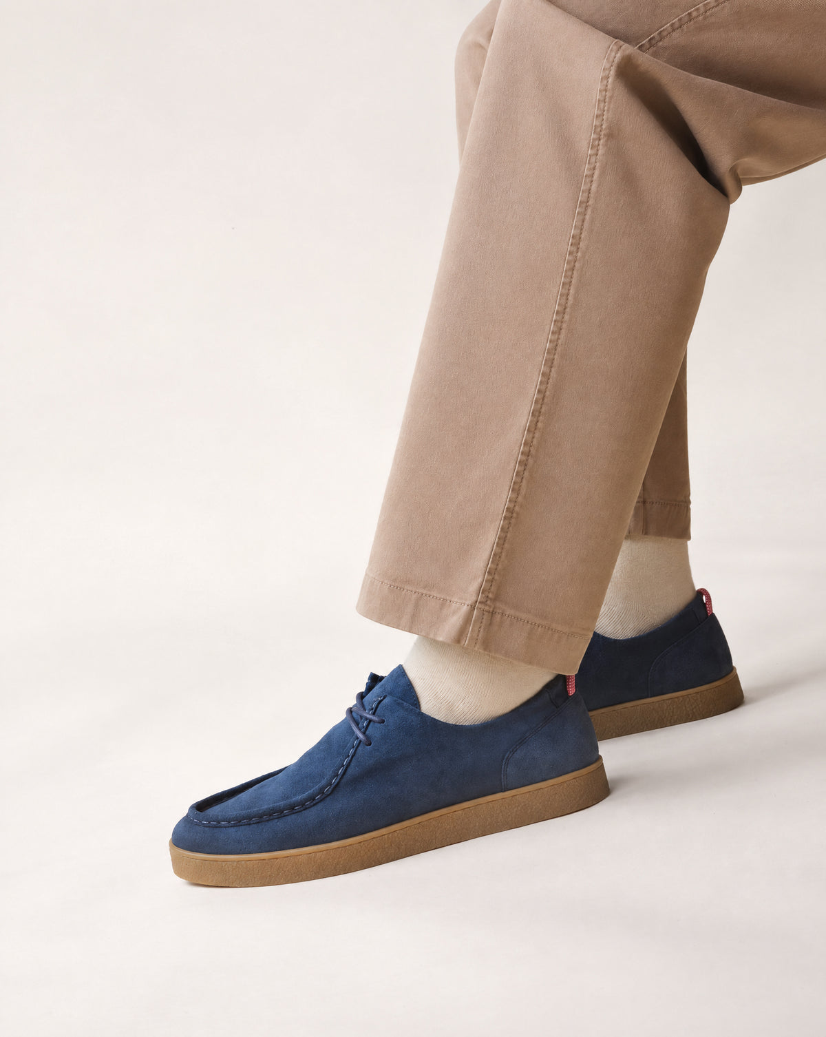 Schoen van blauw en ecru leer