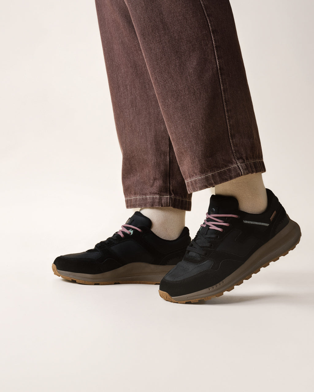 Zwarte sneakers van leer en suède
