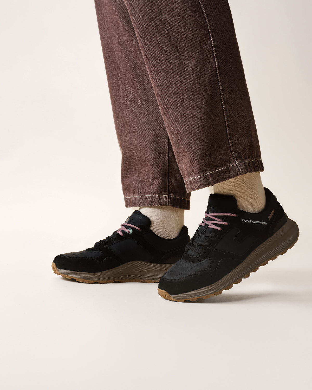 Zwarte sneakers van leer en suède
