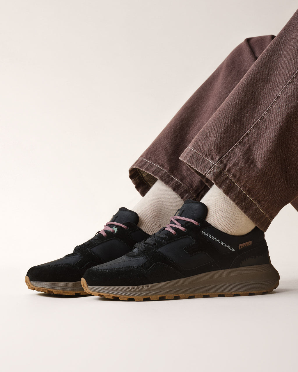 Zwarte sneakers van leer en suède