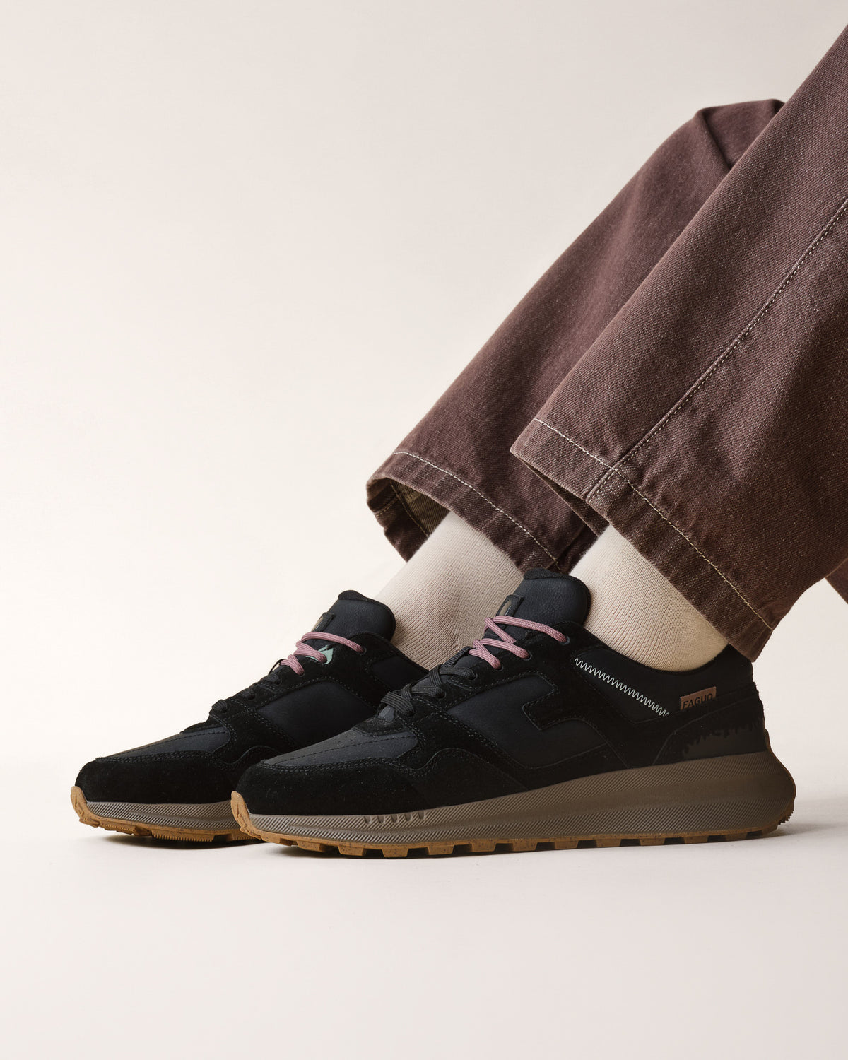 Zwarte sneakers van leer en suède