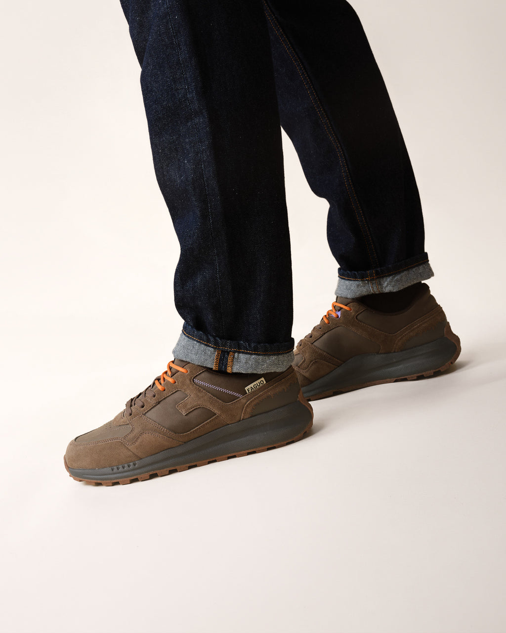 Bruine sneakers van leer en suède