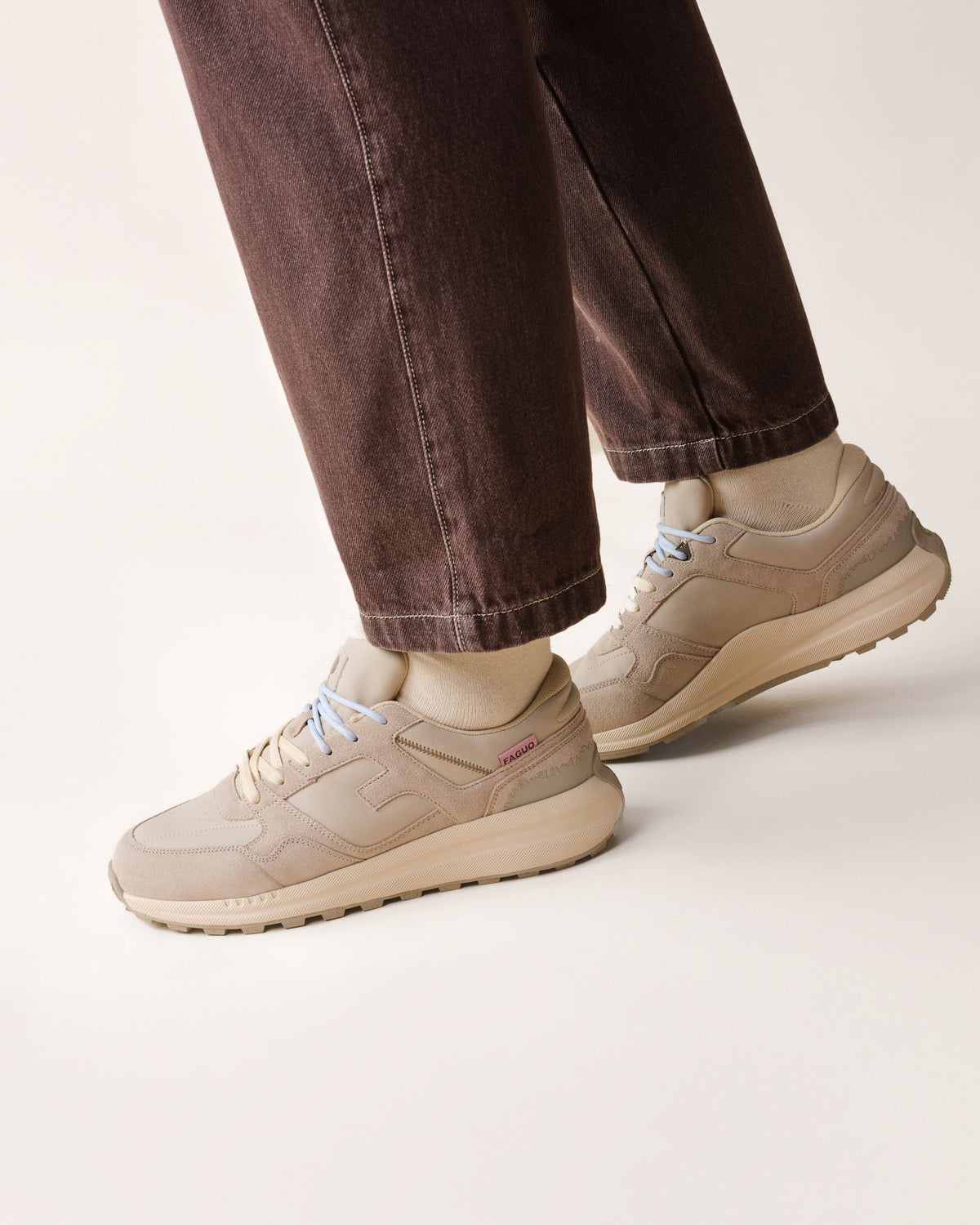 Sneakers van leer en suède in lichtgrijs