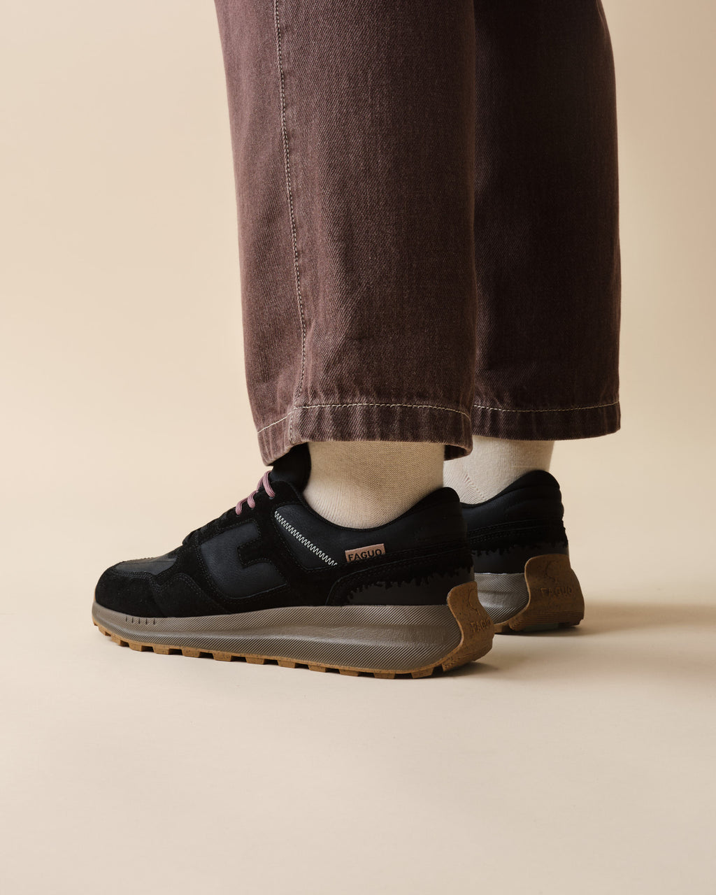 Sneakers aus schwarzem Leder und Wildleder