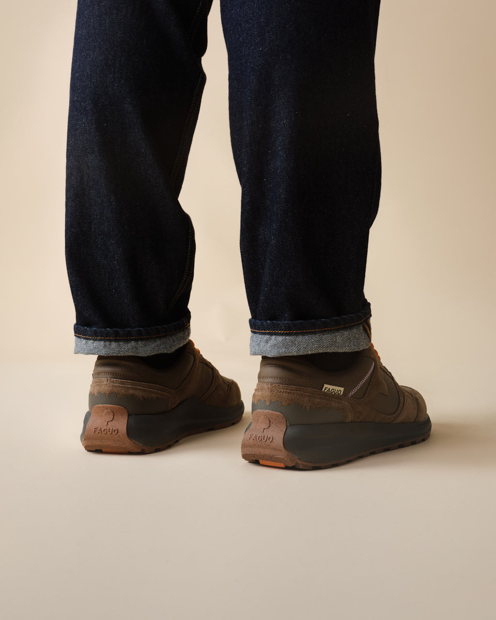 Sneakers aus Leder und Veloursleder in Braun