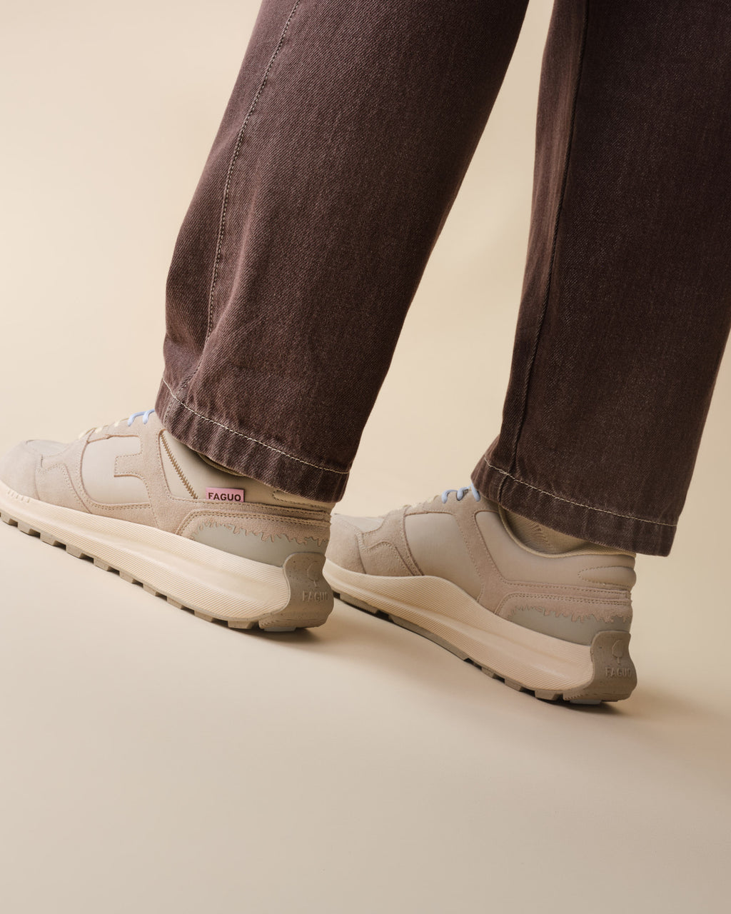 Sneakers aus Leder und Veloursleder in Hellgrau