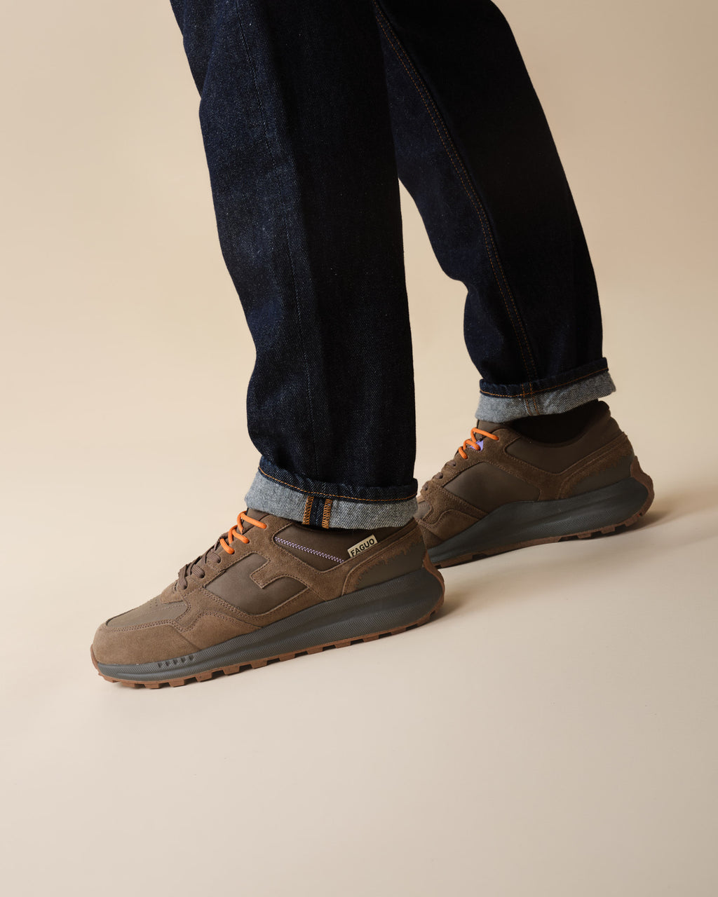 Sneakers aus Leder und Veloursleder in Braun