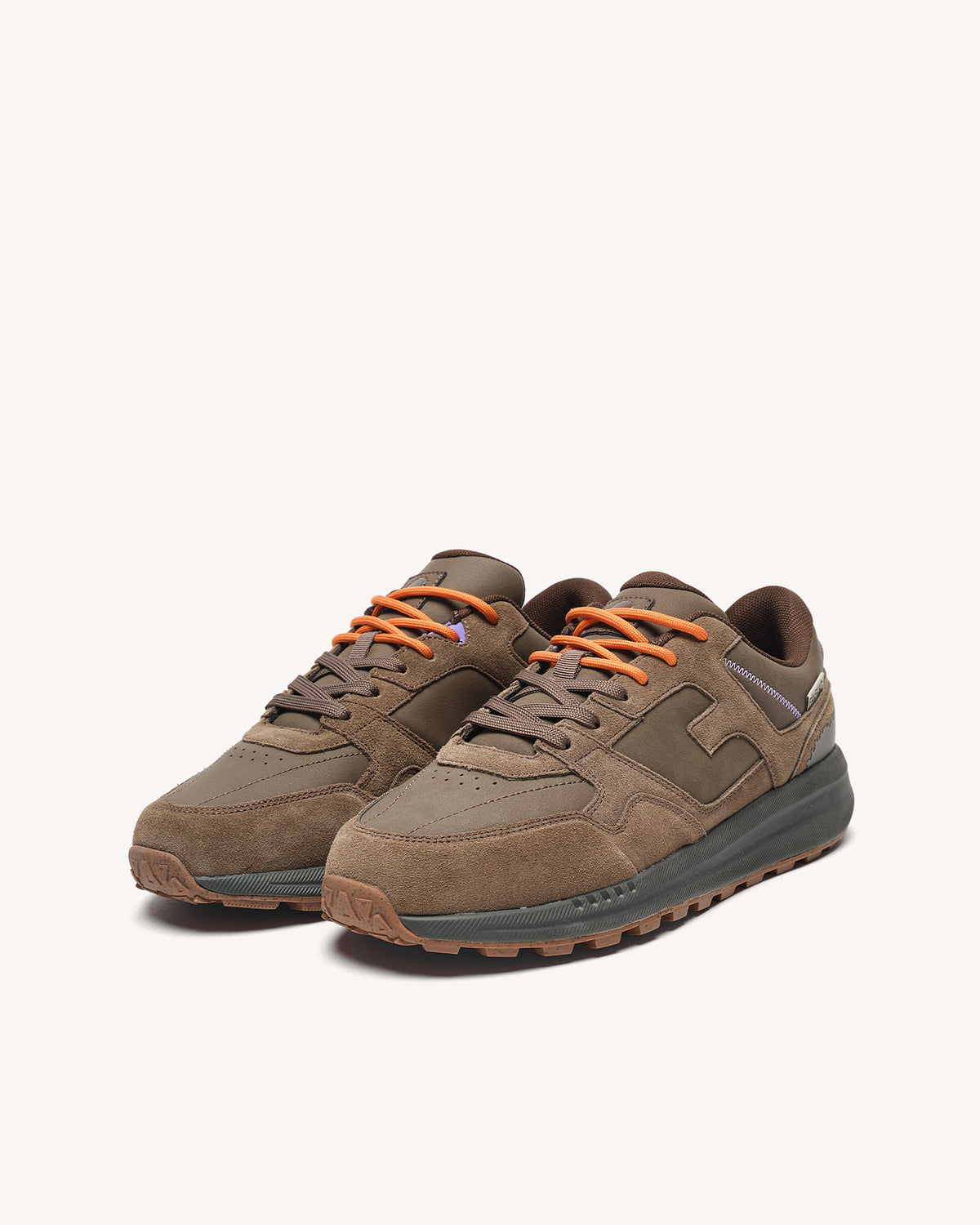 Sneakers aus Leder und Veloursleder in Braun
