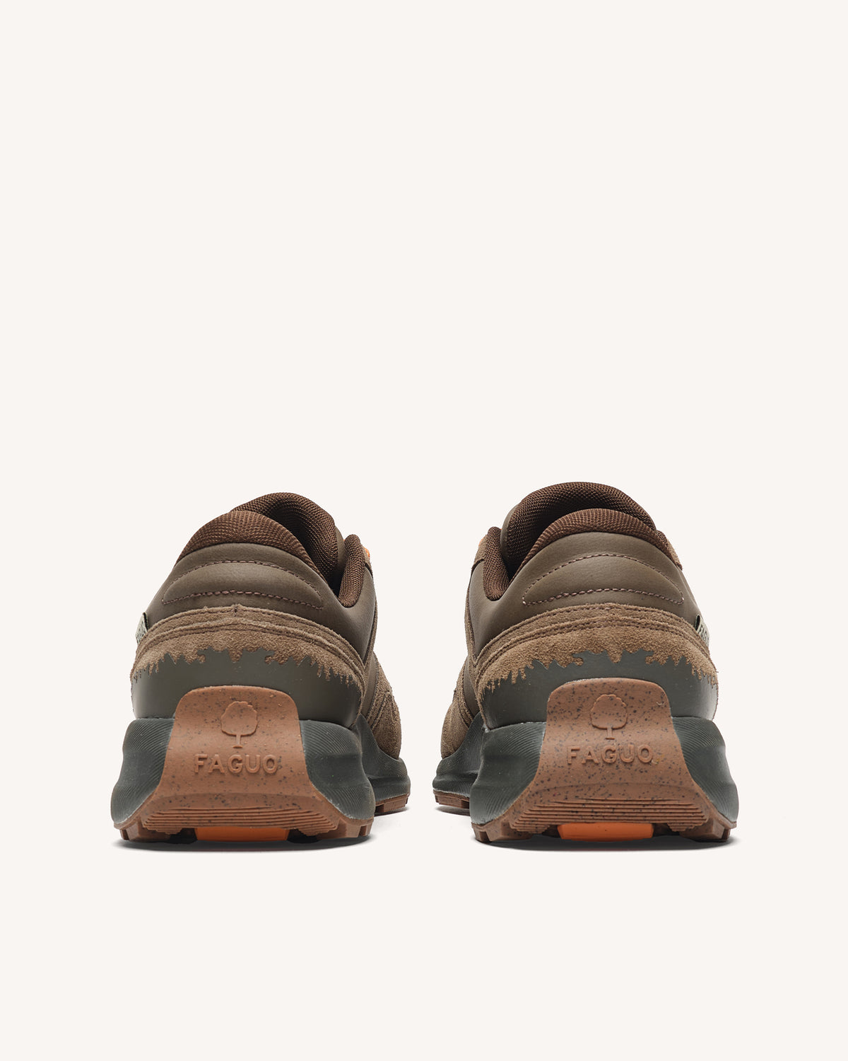 Sneakers aus Leder und Veloursleder in Braun