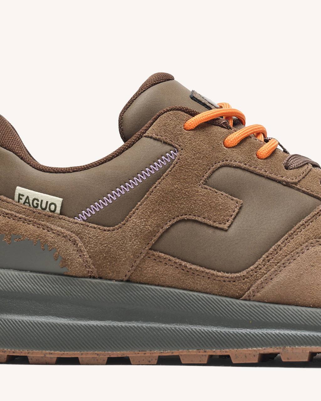 Sneakers aus Leder und Veloursleder in Braun