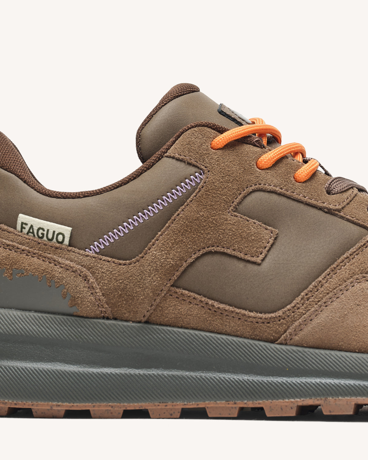 Sneakers aus Leder und Veloursleder in Braun