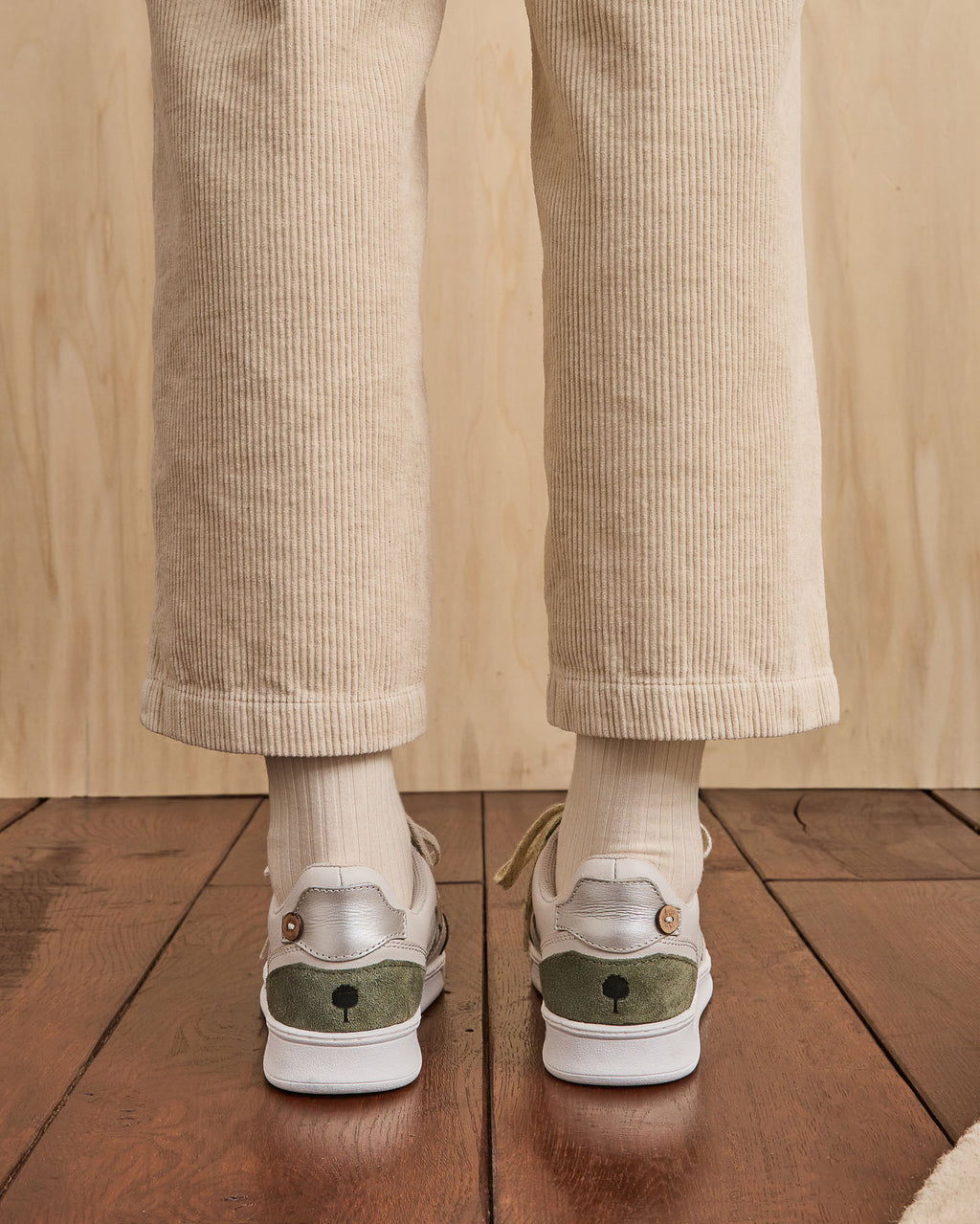 Sneakers aus Leder in Khaki und Gold