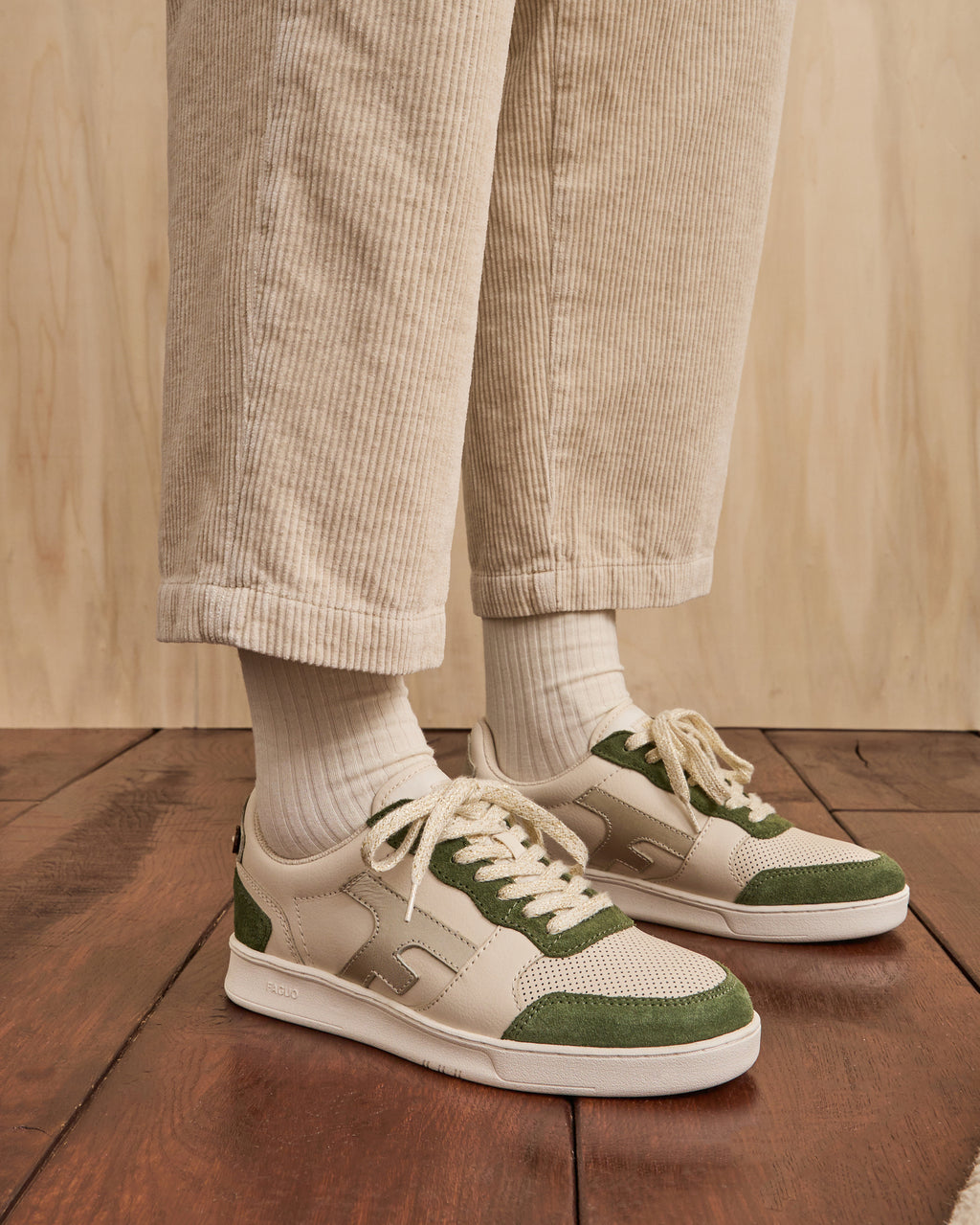 Sneakers aus Leder in Khaki und Gold