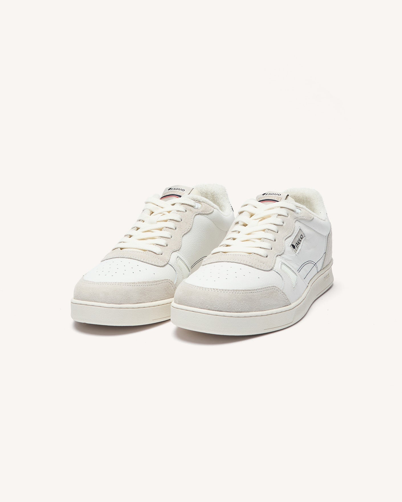 baskets-basses-blanc-bleu-marine-polyester-recycle-modele-commute-1-P2