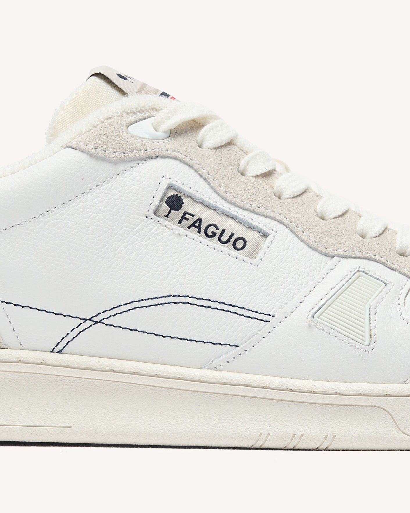 baskets-basses-blanc-bleu-marine-polyester-recycle-modele-commute-1-P4