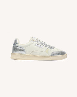 lage-wit-zilveren-sneakers-gerecycled-polyester-model-woon-werkverkeer-1-p1-variant