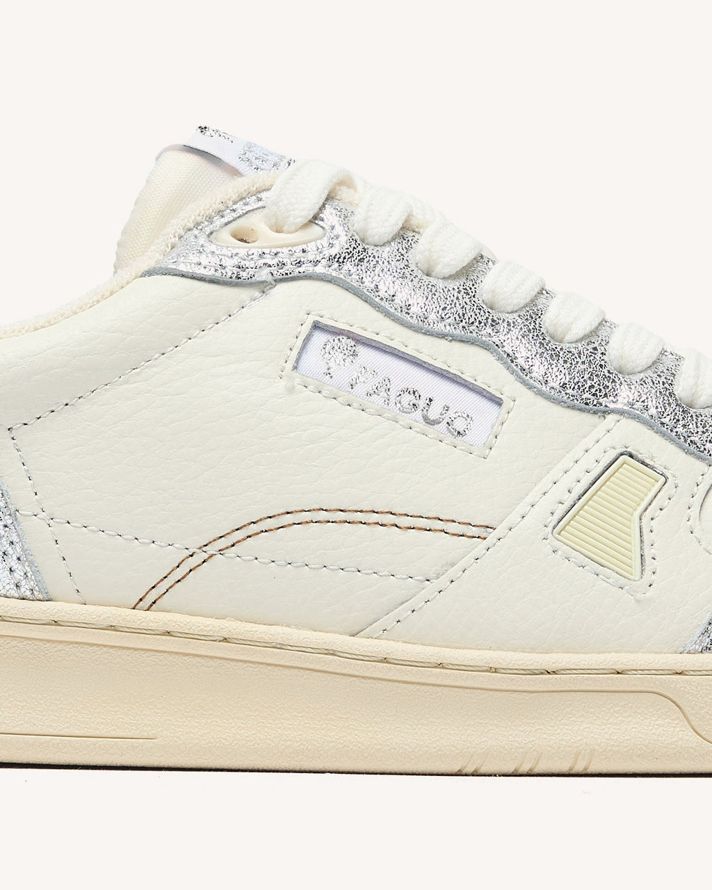 baskets-basses-blanc-argente-polyester-recycle-modele-commute-1-P4